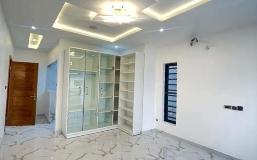 5 BEDROOM FULLY DETACHED DUPLEX