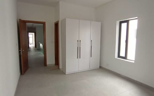 5 BEDROOM DETACHED HOUSE